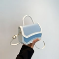 Bolso bandolera azul cielo y blanco con asa redonda y detalles metálicos dorados - Azul