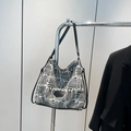 Moderne Tote Bag mit schwarz-weiß gewebtem Geometriemuster und schmalen Schultergurten - Schwarz