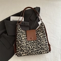 Grande borsa tote retrò con stampa leopardata in tela e manici in pelle marrone - Marrone