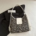 Elegante borsa a spalla leopardata con spalline in pelle bianca in stile urbano - Bianco