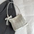 Schoudertas met polkadots en witte kanten strikdetail en slanke schouderriem - Met Zijden Sjaal / Wit