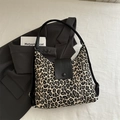 Borsa tote vintage leopardata con manici in pelle nera su sfondo di tessuto bianco - Nero