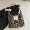 Elegante borsa hobo leopardata con cinturini in pelle argento e fibbia metallica - Argento