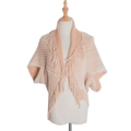 Dettaglio del poncho in maglia a righe beige con eleganti frange decorative sul bordo - Taglia unica / Cammello