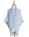 Dettaglio del poncho in maglia a righe blu e bianche con collo a frange e trama soffice - Taglia unica / Blu