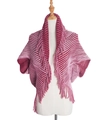 Dettaglio dello scialle in maglia a righe rosse e bianche con lunghe frange su un manichino - Taglia unica / Rosso
