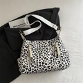 Sac fourre-tout à imprimé léopard avec large bandoulière tissée blanche et boucles dorées - Blanc