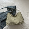 Sac hobo vert clair à texture froissée brillante avec breloques papillon argentées - Sans Pendentif / Vert