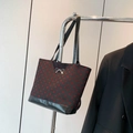 Elegante borsa tote nera con motivi a cuori rossi e fibbia a fiocco argento - Nero