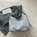 Hellblaue Hobo-Tasche mit Faltenstruktur, Silber-Schmetterling und breitem Gurt - Ohne Anhänger / Blau