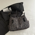 Sac fourre-tout léopard avec bandoulière en toile noire et fermetures éclair dorées - Noir