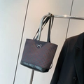 Borsa tote in tela grigia con cuori rossi, fibbia a fiocco argento e base in pelle nera - grigio scuro