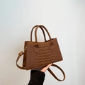 Sac à main marron caramel avec motif crocodile, doubles poignées et détails dorés - Marron