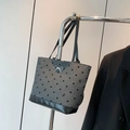 Borsa tote in tela grigia a pois con fiocco metallico per il tempo libero - Grigio chiaro