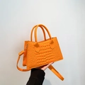 Leuchtend orangefarbene Handtasche mit Krokodilprägung, Doppelgriffen und Schultergurt - Orange