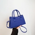 Handtasche in Königsblau mit Krokoprägung, goldener Hardware und Schultergurt - Blau