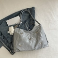 Sac hobo argenté métallisé avec papillons et pendentif nuage sur fond en denim - Avec Pendentif / Argent