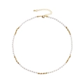 Collana vintage francese con mini perle bianche e sfere in metallo dorato su sfondo bianco - Stile a Perle Dorate Alternate (B-482)
