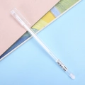 Penna pastello bianca lucida con punta ad ago in metallo su sfondo blu e rosa - Bianco