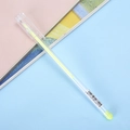Evidenziatore giallo neon con corpo trasparente su sfondo bicolore blu e rosa - Giallo