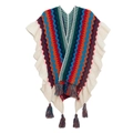 Dettaglio di un poncho in maglia colorata con motivo a zigzag, volant e nappe - Verde arancio