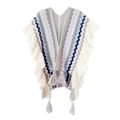 Dettaglio di un poncho in maglia con motivi zigzag, bordi a balze e nappe grigie appese - Grigio rosato