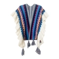 Dettaglio di poncho in maglia con motivo a zigzag, volant e nappe boho - Blu