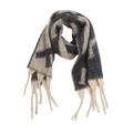 Détail d'une écharpe d'hiver épaisse avec jacquard de lettres grises et glands épais - Gris Beige