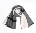Détail du tissage à chevrons et des franges sur une écharpe épaisse à carreaux gris - Rose noir