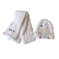 Weißes Winterset aus Strickmütze und Schal mit bunten Knöpfen für Damen - Hut-Schal 2-Teiliges Set / Creme