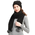 Damen Strickmütze und Schal Set in Schwarz mit Kunstfell-Bommeln für den Winter - Mütze & Schal Set / Schwarz