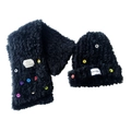 Winter-Set aus schwarzem Plüsch mit Mütze und Schal und bunten Knopfakzenten - Hut-Schal 2-Teiliges Set / Schwarz