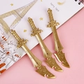 Driedelige gouden zwaardvormige hangers met reliëf bloemmotieven en ophangringen - Goud