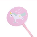 Macro-opname van de roze eenhoorn waaierpen met witte illustratie en creatieve slogan - Roze