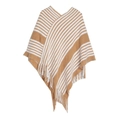 Poncho in maglia a righe marroni e bianche con scollo a V e frange decorative sull'orlo - Cammello