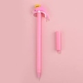Lindo bolígrafo de gel de delfín rosa con corona y tapa sobre fondo rosado - Rosa
