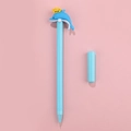 Bolígrafo de gel azul cielo con adorno de delfín y corona amarilla sobre fondo rosa - Azul