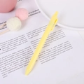 Bolígrafo de gel retráctil amarillo de 0,5 mm sobre papel blanco con decoración suave - 0.5mm / Amarillo