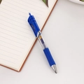 Stylo gel bleu rétractable avec prise souple posé sur un carnet de notes ivoire - 0.5mm / Bleu