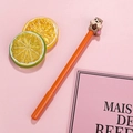 Creatieve oranje gelpen met een schattige siliconen eekhoorn topper voor studenten - Bruine Eekhoorn