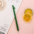 Penna gel creativa a forma di bambù verde con foglia su sfondo rosa tenue - verde scuro