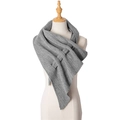 Elegante grijze gebreide sjaal met opengewerkt motief en kruislingse sluiting - Grijs / 108cm