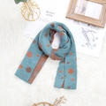 Sciarpa in maglia per bambini blu grigio con pois arancioni marroni su morbido tappeto bianco - 128x20cm / Blu