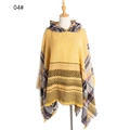 Stijlvolle geel en grijs geruite dames poncho met capuchon gepresenteerd op een etalagepop - 04# Geel