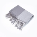 Dettaglio di una morbida sciarpa grigia bicolore con bordi a frange e trama intrecciata - 200x65cm / Grigio