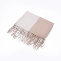 Dettaglio di sciarpa bicolore tipo cashmere con frange e trama morbida al tatto - 200x65cm / Cachi