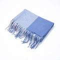 Dettaglio della sciarpa in finto cashmere blu con trama a saia e bordi sfrangiati - 200x65cm / Blu