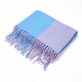Détail d'une écharpe en cachemire à carreaux bleu et rose avec de longues franges - 200x65cm / Bleu Rose