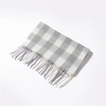 Sciarpa a quadri grigi e bianchi con strisce azzurre e morbide nappe frangiate - Grigio