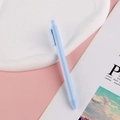 Penna a sfera a scatto azzurra minimalista su vassoio bianco con sfondo estetico rosa - Blu